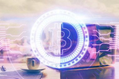 Blockchain temalı holograma ve bilgisayar arkaplanlı masaya çift pozlama. Bitcoin şifreleme para birimi kavramı.