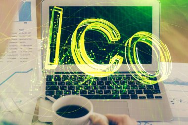 Blockchain temalı holograma ve bilgisayar arkaplanlı masaya çift pozlama. Bitcoin şifreleme para birimi kavramı.