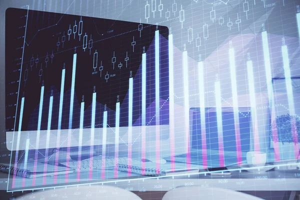 Графік фондового ринку на фоні столу та персонального комп'ютера. Багаторазова експозиція. Концепція фінансового аналізу . — стокове фото