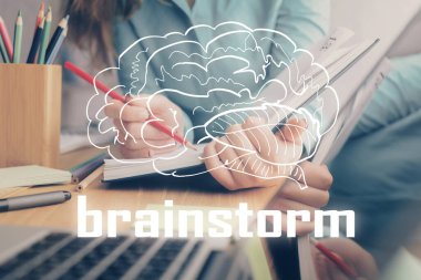 Not defterine yakın el çizimleriyle yaratıcı çizimler yapmaya başla. Beyin fırtınası kavramı. Çift pozlama