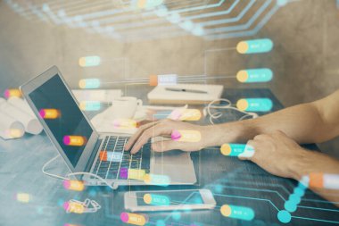 Teknoloji temalı hologramı olan bilgisayar geçmişi olan bir iş adamı. Yüksek teknoloji kavramı. Çoklu pozlama.