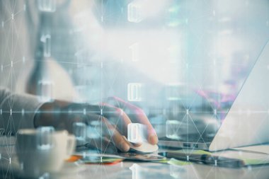 Teknoloji temalı hologramı olan bilgisayar geçmişi olan bir iş adamı. Yüksek teknoloji kavramı. Çoklu pozlama.