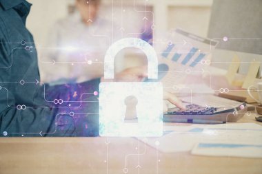 Arka planda bilgisayarda çalışan bir adamla birden fazla kilit simgesine maruz kalma. Ağ koruma kavramı.