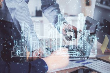 Arka planda bilgisayar üzerinde çalışan bir iş adamı ile yüksek teknoloji şehir çizimi. Akıllılık konsepti. Çift pozlama.