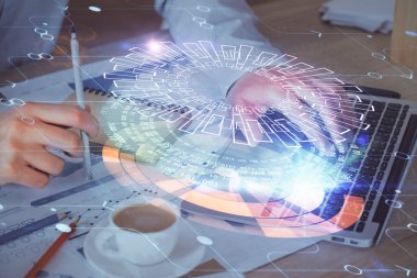 Veri temalı hologramın arka planda bilgisayarla çalışan bir adam tarafından çifte maruz bırakılması. Yenilik kavramı.