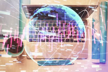 Bilgisayarla masaüstü arkaplanı üzerinde ön x grafik çizimi çift pozlama. Finansal analiz kavramı. Üst görünüm.