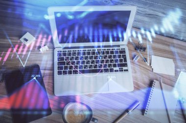 Bilgisayarla arka plan üzerine iki kat mali şema çizimi. Araştırma ve analiz kavramı. Üst görünüm.