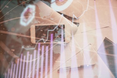 Forx grafik hologramının telefonlu masaüstü üzerinde çoklu pozlandırılması. Üst Manzara. Mobil ticaret platformu kavramı.