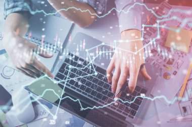 Kadın ve erkeğin birlikte çalışırken çifte pozlama ve hologram çizimi ön plana çıkarma. Finansal analiz konsepti. Bilgisayar arkaplanı. Üst Görünüm.