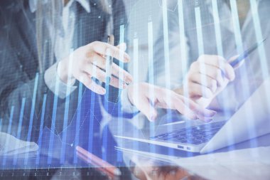 Birlikte çalışan kadın ve erkeğin birden fazla pozu ve finansal grafik hologramı. İş konsepti. Bilgisayar arkaplanı.