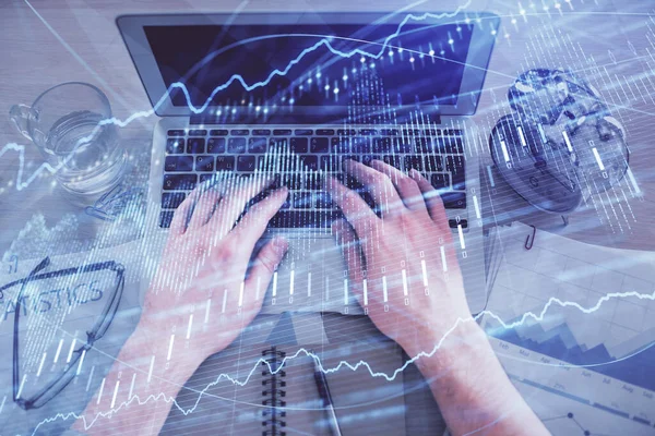 Multi exposición de manos mans tecleando sobre el teclado de la computadora y el dibujo del holograma gráfico forex. Vista superior. Concepto de mercados financieros. — Foto de Stock