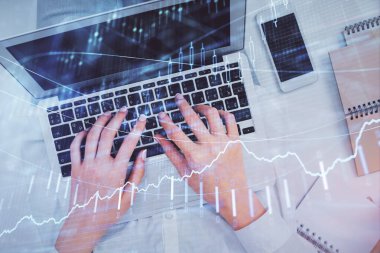 Bilgisayar ve ön x çizim hologramı üzerinde çalışan kadın elleri çift pozlama. Üst Manzara. Mali analiz kavramı.