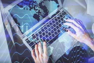 Bilgisayar ve ön x çizim hologramı üzerinde çalışan kadın elleri çift pozlama. Üst Manzara. Mali analiz kavramı.