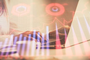 Bilgisayar ve ön grafik hologram çizimi üzerinde çalışan kadın elleri çift pozlama. Mali analiz kavramı.