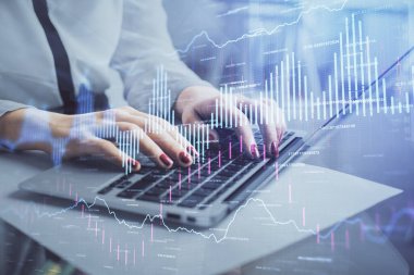 Bilgisayarda ve finansal grafik hologramında yazı yazan kadın ellerine çoklu maruz kalma. Borsa analizi kavramı.