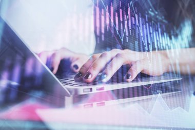 Bilgisayarda ve ön x grafik hologram çiziminde kadın eli yazarken çift pozlama. Borsa yatırım kavramı.