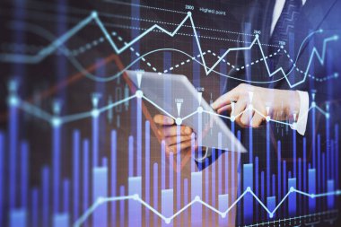 Erkeklerin el ele tutuşup dijital bir cihaz ve ön grafik çizimi kullanırken çift pozlama. Finansal piyasa kavramı.