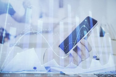 Erkeklerin el ele tutuşup dijital bir cihaz ve ön grafik çizimi kullanırken çift pozlama. Finansal piyasa kavramı.