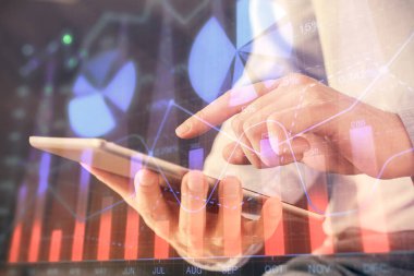 Erkeklerin el ele tutuşup dijital bir cihaz ve ön grafik çizimi kullanırken çift pozlama. Finansal piyasa kavramı.