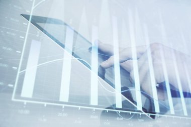 Erkeklerin el ele tutuşup dijital telefon ve forx grafik çizimleri kullanırken birden fazla pozlama. Finansal piyasa kavramı.