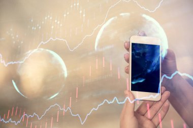 Ön x grafik çizimine çift pozlama hologram ve cep telefonu kullanan bir kadın. Borsa konsepti.