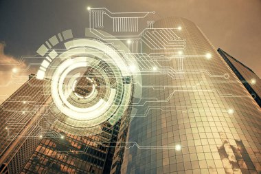 Veri temalı hologram gökdelenler arka planda çoklu pozlama ile şehir görünümüne çizim yapıyor. Büyük veri kavramı.