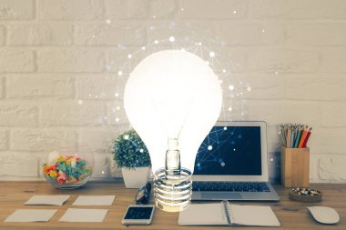 Bilgisayar ofisinde ampul simgesi hologramıyla birlikte. Çifte maruziyet. Fikir kavramı.