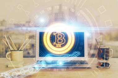 Blockchain temalı holograma ve bilgisayar arkaplanlı masaya çift pozlama. Bitcoin şifreleme para birimi kavramı.