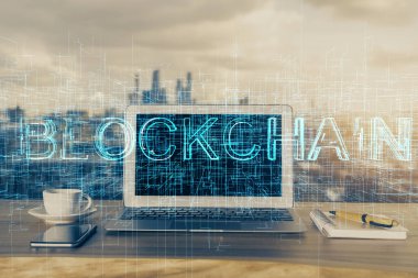 Blockchain temalı holograma ve bilgisayar arkaplanlı masaya çift pozlama. Bitcoin şifreleme para birimi kavramı.