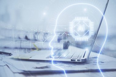 Bilgisayar ve beyin hologramı ile çalışma masasının çoklu açığı. Beyin fırtınası konsepti.