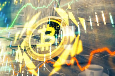 Blockchain temalı holograma ve bilgisayar arkaplanlı masaya çift pozlama. Bitcoin şifreleme para birimi kavramı.