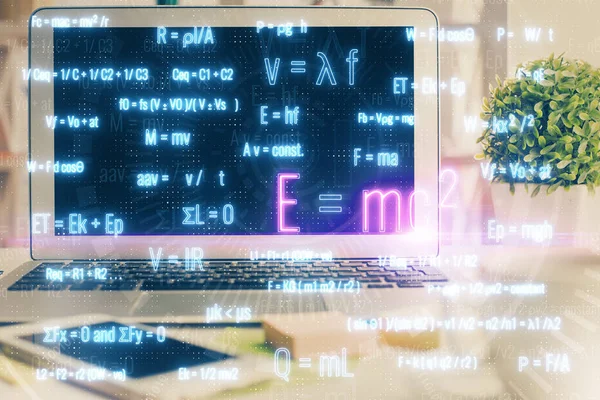 Sfondo del computer desktop e scrittura dell'ologramma della formula. Doppia esposizione. Concetto educativo. — Foto Stock