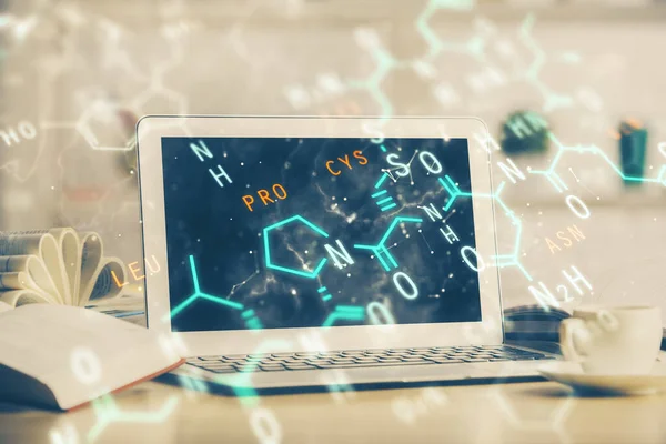 Desktop computer achtergrond en formule hologram schrijven. Dubbele belichting. Onderwijsconcept. — Stockfoto