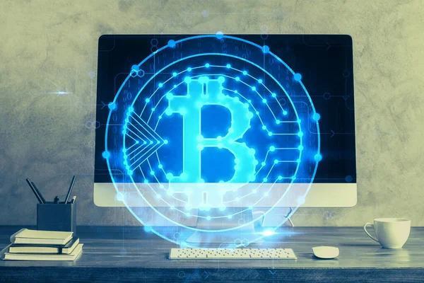 Double exposition de thème blockchain hologramme et table avec fond d'ordinateur. Concept de Bitcoin crypto-monnaie. — Photo