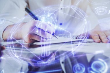 Arka planda notlarla çalışan adamlar. Sanal mnitorle modern bilgisayar kaydı diyagramı.