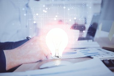 İşinizi geliştirin. Yazan adamların el altyapısı üzerine fikir ikonu. Çoklu pozlama.