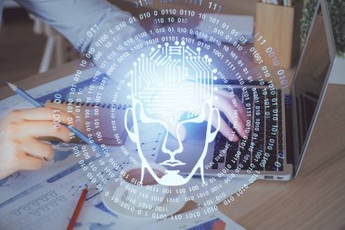 Beyin temalı hologramı olan bilgisayar geçmişi olan bir iş adamı. Beyin fırtınası kavramı. Çoklu pozlama.