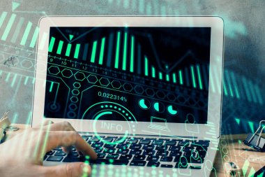 Teknoloji temalı hologramda arka planda çalışan bir adam var. Yüksek teknoloji konsepti. Çoklu pozlama.