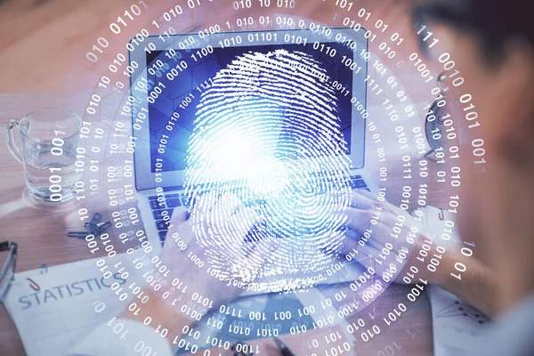 Hologram otisků prstů s podnikatelem pracujícím na počítači na pozadí. Bezpečnostní koncepce. Dvojitá expozice. — Stock fotografie