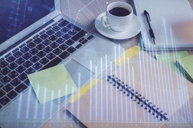 Önx grafik çizimi ve masaüstü ile kahve ve masa arkasındaki öğelerin çoklu pozlandırılması. Finansal piyasa ticareti kavramı