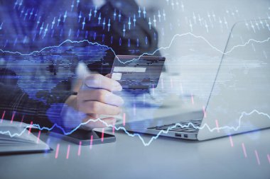 İnternetten alışveriş yapan kadının elinde kredi kartı ve mali grafik çizimi var. Borsa E-ticaret kavramı.