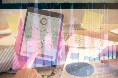 Bir adamın el ele tutuşup, telefon ve finansal çizim kullanırken birden fazla pozlama. Pazar analizi kavramı.