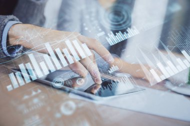 Önx grafik çizimine çifte maruz kalma ve kadın ve erkeğin birlikte çalışarak mobil bir cihaz kullanması. Ticaret konsepti.