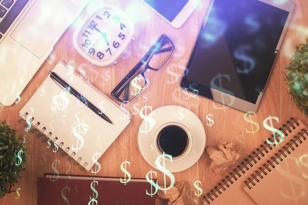 Doppelte Belichtung des Hologramms der Finanzkarte über den Desktop mit dem Telefon. Ansicht von oben. Konzept der mobilen Handelsplattform. — Stockfoto