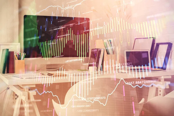 A pénzügyi grafikon rajzolásának és az iroda belső hátterének kettős expozíciója. a tőzsde fogalma. — Stock Fotó