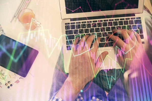 Doppelbelichtung der Hände beim Tippen über Laptop-Tastatur und Forex-Diagramm-Hologrammzeichnung. Ansicht von oben. Finanzmarktkonzept. — Stockfoto