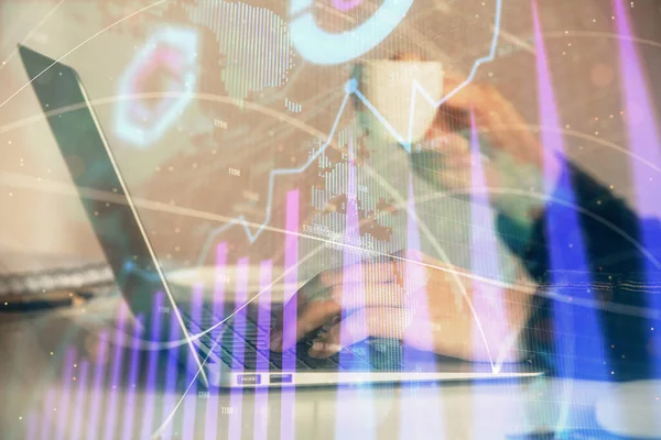 Doppelbelichtung von Geschäftsfrau Hände Tippen auf Computer und Forex-Graph Hologrammzeichnung. Finanzanalysekonzept. — Stockfoto