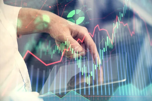 Kétszeres expozíció man kezét tartó és egy digitális eszköz és forex grafikon rajz. A pénzügyi piac fogalma. — Stock Fotó