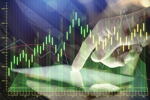 Doppelbelichtung von Menschenhänden, die ein digitales Gerät und eine Forex-Graphenzeichnung halten und verwenden. Finanzmarktkonzept. — Stockfoto
