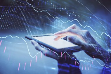 Ön x çizelgesine çift pozlama, hologram çizimi ve cep telefonu kullanan bir kadın. Finansal piyasa kavramı.